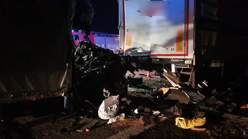 Bus wbił się w tira. Kobieta nie żyje, mężczyzna w ciężkim stanie 