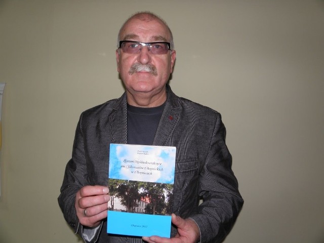 Bogdan Kuffel prezentuje książeczkę o starym ogólniaku