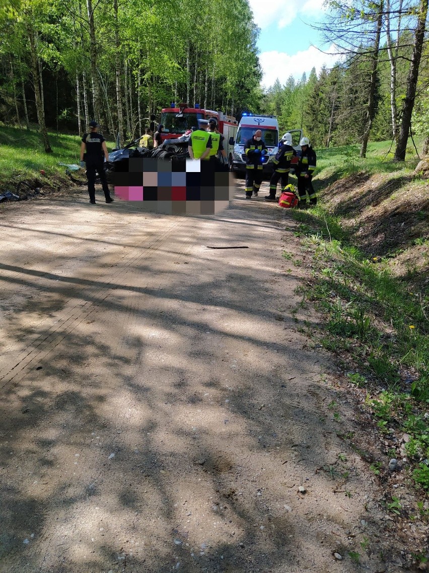Wypadek śmiertelny na drodze Białogorce - Ozierany. Auto uderzyło w drzewo, kierowca zginął na miejscu