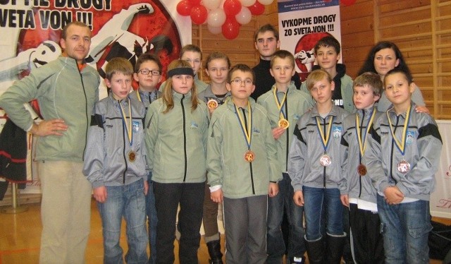 Ostrowiecka ekipa Świętokrzyskiego Klubu Taekwondo z medalami zawodów w Koszycach.