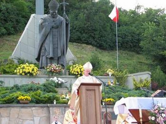 Uroczystej mszy świętej, odprawionej u stóp Figury Jana Pawła II przewodniczył arcybiskup Zygmunt Zimowski.