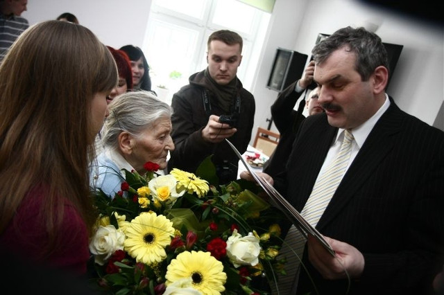 Pani Leokadia Dębska z Białegostoku świętowała setne urodziny. Poznaj sekret jej długowieczności. (wideo)