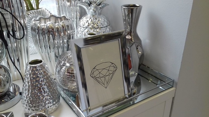 Złota rama, błyszczący wazon, misa z kryształu, chwosty jak diamenty, czyli styl glamour w typowym M3