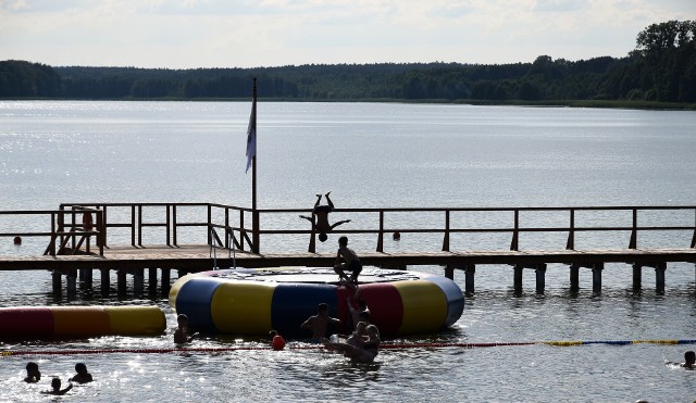 Na sępoleńskiej plaży miejskiej można bezpiecznie korzystać z atrakcji. Ratownicy będą w tym miejscu czuwać codziennie od godz. 11 do 19