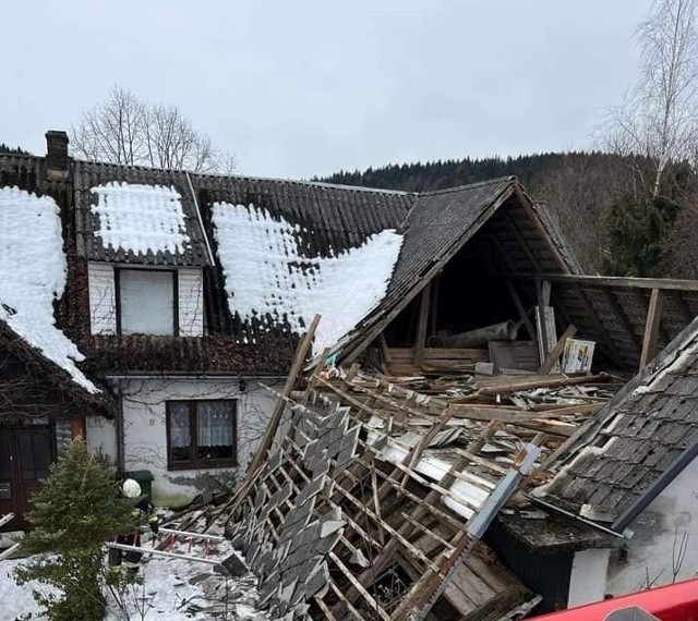 W sobotę w miejscowości Wola Skrzydlańska zawalił się dach budynku gospodarczego