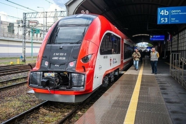 Mniejsze stawki dla przewoźników kolejowych na Kujawach i Pomorzu w 2024 roku. Oto powody!