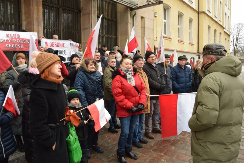 Kluby Gazety Polskiej protestowały w Słupsku w obronie Trybunału Konstytucyjnego [WIDEO]