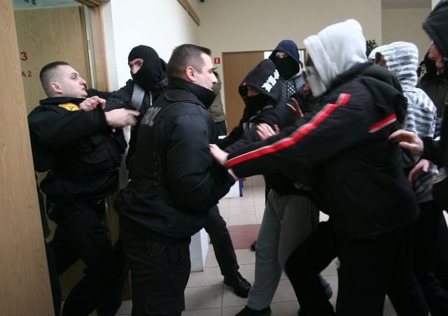Policja radomska sprawdzi, czy nie doszło do złamania prawa podczas ataku bojówkarzy na radomskiej uczelni w czasie wykładu Adama Michnika.