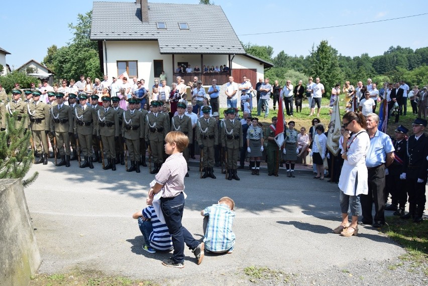 Hołd dla 30 ofiar pacyfikacji Radwanowic w miejscu kaźni hitlerowskiej. Wspomnienia bestialskiego mordu [ZDJĘCIA] 