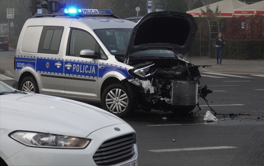 Kraków. Kraksa policyjnego radiowozu na sygnale. Pojazd zderzył się z osobowym BMW. Mandat dla kierowcy radiowozu