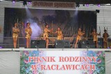 Zespoły artystyczne ze Spółdzielczego Domu Kultury w Stalowej Woli wystąpiły podczas Pikniku Rodzinnego "Spotkania Sąsiedzkie" w Racławicach