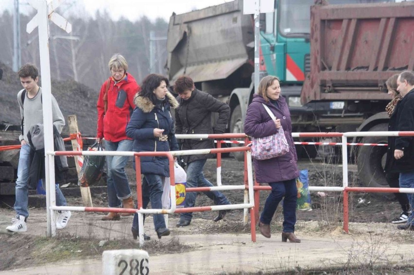 Chaos komunikacyjny w Chruszczobrodzie. A ty sobie idź, człowieku, pod pociąg... [ZDJĘCIA]