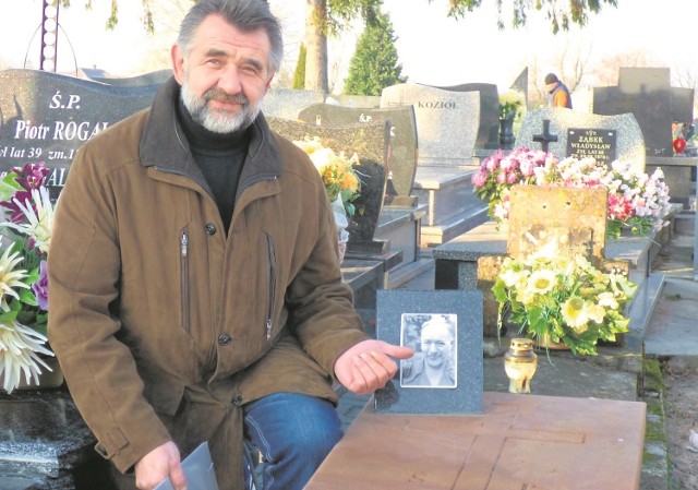 Prezes Leszek Gadawski prezentuje odrestaurowany grób Konrada Janoty.
