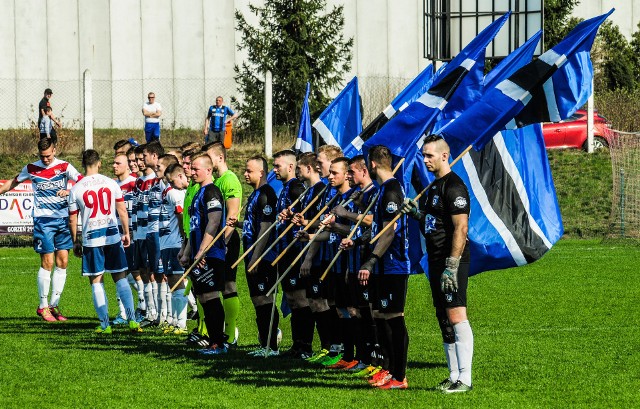 Piłkarze SP Zawisza Bydgoszcz i Wisły Fordon przed meczem w Potulicach 1 kwietnia, kiedy to zawiszanie wygrali 3:0.