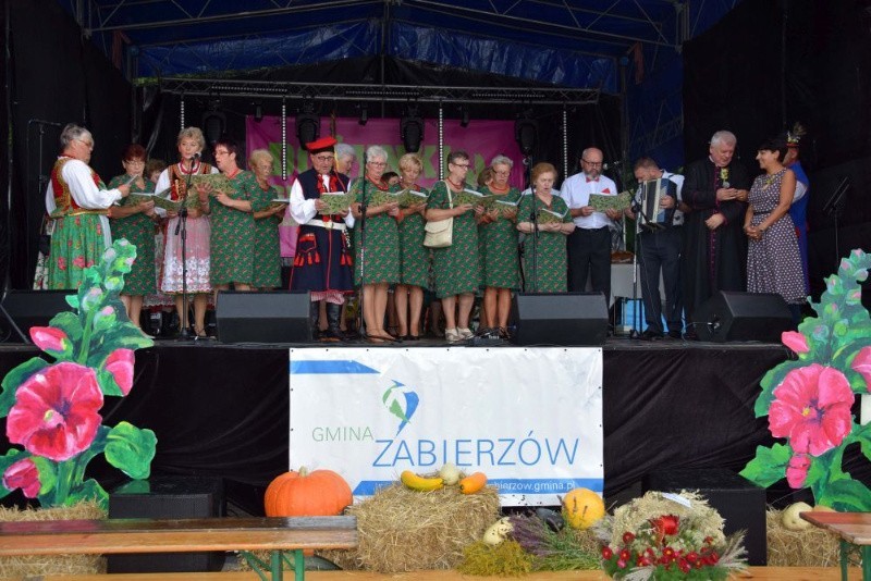 Bolechowice gościły gospodarzy z całej gminy. Podzielili dożynkowy chleb