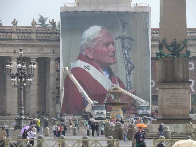 Na placu świętego Piotra trwały w środę przygotowania do uroczystości beatyfikacyjnych Jana Pawła II.