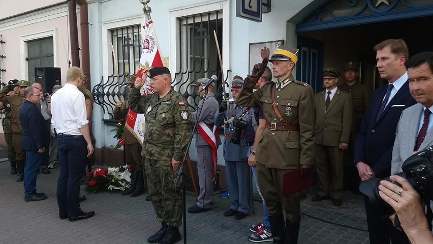 Uczestnicy Marszu Szlakiem I Kompanii Kadrowej powitani w Jędrzejowie