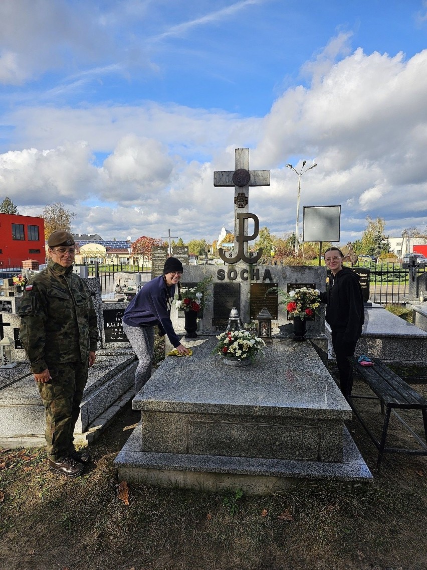 Wspaniałe efekty odnowy zabytkowych nagrobków na cmentarzu w Rudniku nad Sanem. Zobacz zdjęcia
