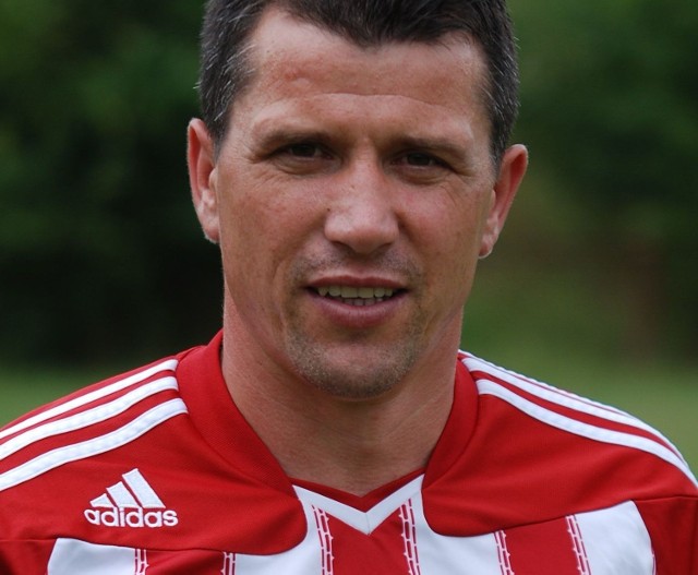 Grający trener Wisły Wiesław Francuz tym razem zagrał na środku obrony.