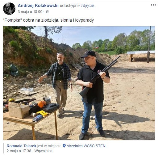Wykładowca Uniwersytetu Gdańskiego na zdjęciu ze strzelbą. "Dobra na złodzieja, słonia i lovparady"
