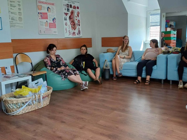 We wtorek, 14 maja, o godz. 12 w Szkole Rodzenia SPMZOZ w Słupsku przy ul. Westerplatte 1 odbyło się bezpłatne spotkanie otwarte dla wszystkich zainteresowanych, nie tylko dla uczestniczek szkoły. Spotkanie poprowadziła Olga Ropelewska – położna środowiskowa SPMZOZ w Słupsku, która przedstawiła prezentację opracowaną przez specjalistki opieki okołoporodowej Fundacji Rodzić po Ludzku.