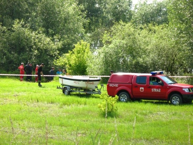 Policjanci i strażacy ogrodzili taśmami okolicę miejsca, w którym znaleziono zwłoki