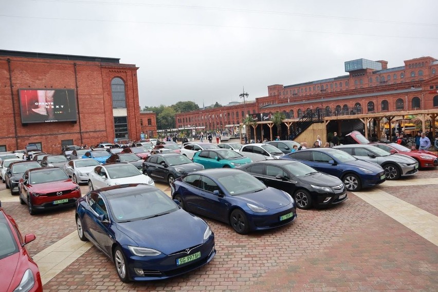 W Manufakturze odbywa się największy w Polsce zlot aut elektrycznych. ZDJĘCIA