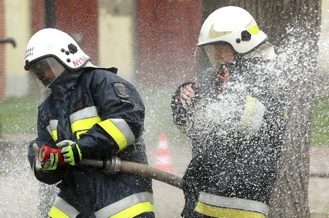 17 04 2017 przelewice zachodniopomorskiesmigus dyngus w wykonaniu strazakow trzy zastepy dwa osp przelewice i jeden z plonska stoczyly bitwe wodna z okzji lanego poniedzialkuna zdjeciu wodna bitwa w wykonaniu dziewczat i chlopcow z ospfot.andrzej szkocki/ polska press