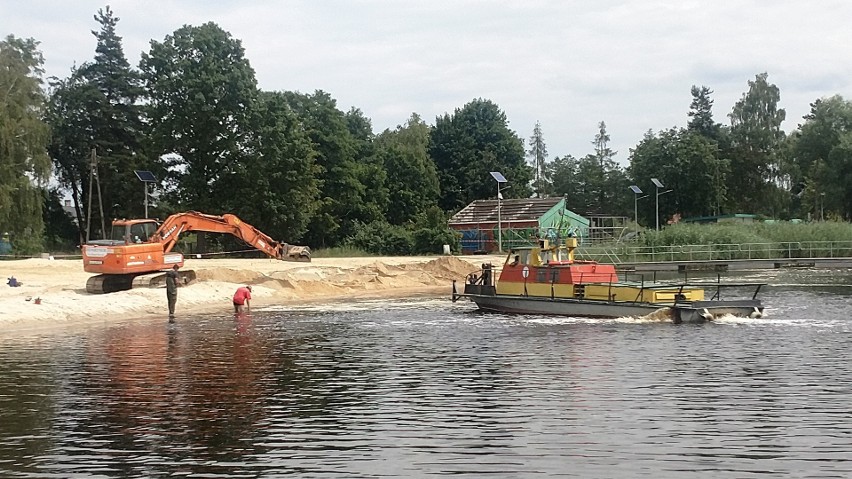 Nad Zalewem w Blachowni powstaje nowa plaża Zobacz kolejne...