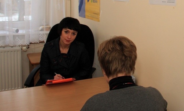 Dorota Kiciak z Centrum Interwencji Kryzysowej w Gdańsku udziela pomocy mieszkance Lęborka.