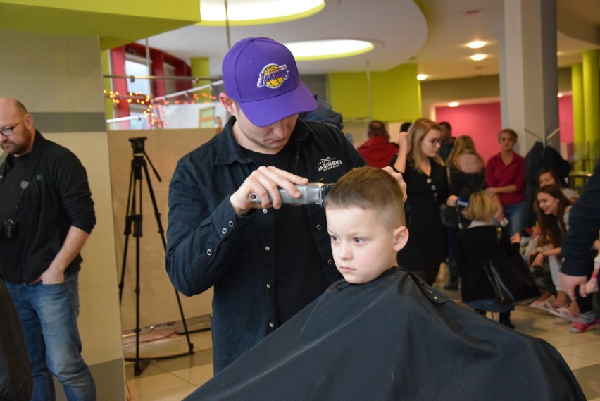 Szpitalny korytarz zamienił się w salon fryzjerski