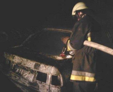 W nocy strażacy gasili pożar dwóch samochodów w centrum Koszalina.