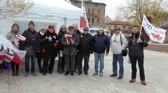 Działacze świętokrzyskiego KOD-u podczas akcji na rynku w Starachowicach.