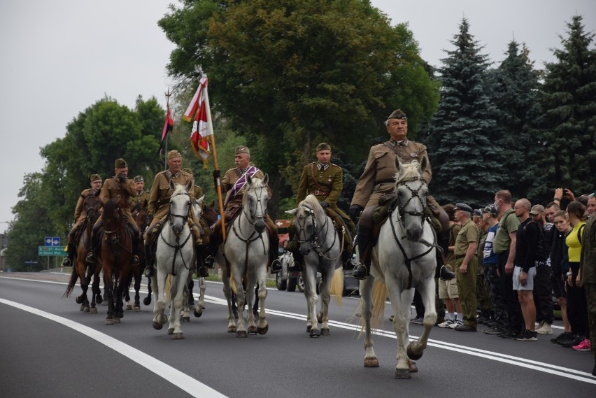 I Kompania Kadrowa uczciła tych, którzy obalali słupy państw zaborczych. Hołd przy obelisku na komorze celnej w Michałowicach 