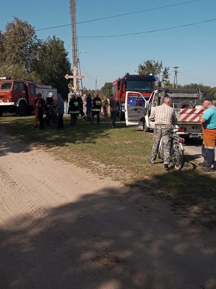 Litwinowicze. Wypadek podczas prac leśnych. Mężczyzna zranił się piłą motorową. Śmigłowiec przetransportował go do szpitala [ZDJĘCIA]