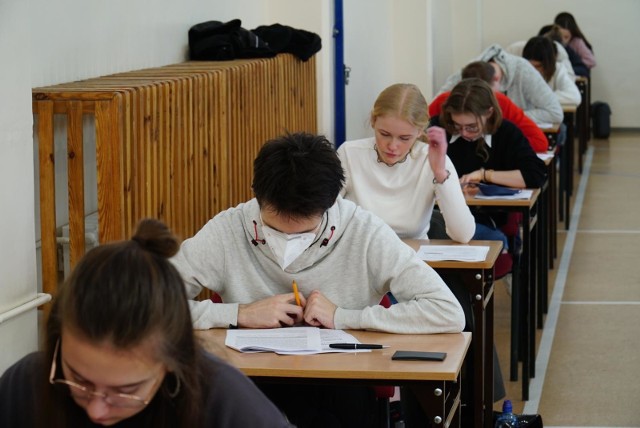 Matura z matematyki na poziomie podstawowym odbędzie się 5 maja 2021 roku. Sprawdź odpowiedzi, wyniki i arkusze CKE. JEŚLI NIE WIDZICIE ARKUSZY, WCIŚNIJCIE F5 I PRZEJDŹCIE DO NASTĘPNEGO ZDJĘCIA W GALERIISprawdź arkusze i odpowiedzi---&gt;