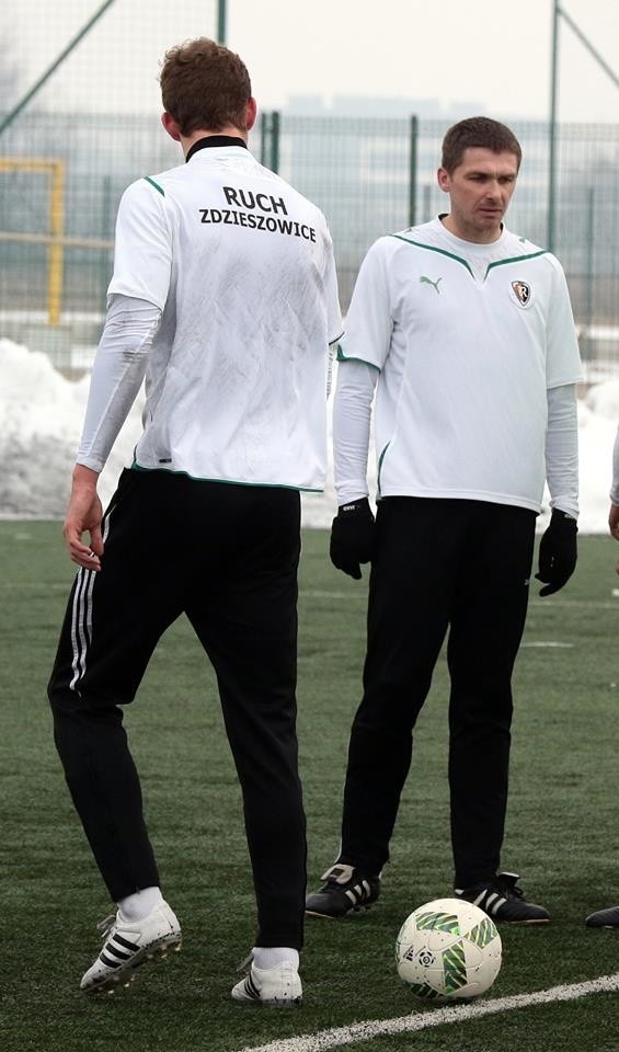 Środkowi obrońcy zdzieszowickiego zespołu: Konrad Kostrzycki (z lewej) i Michał Bachor.