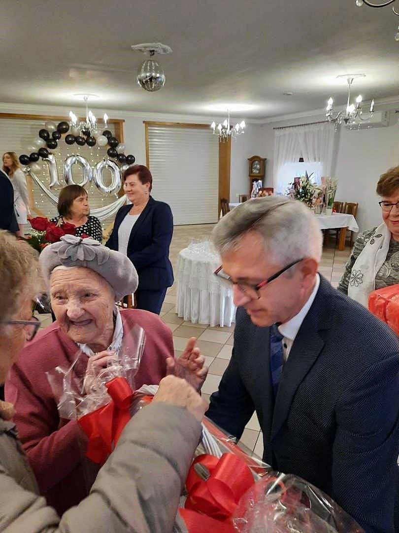 Władysława Celkowska świętowała setne urodziny w otoczeniu...