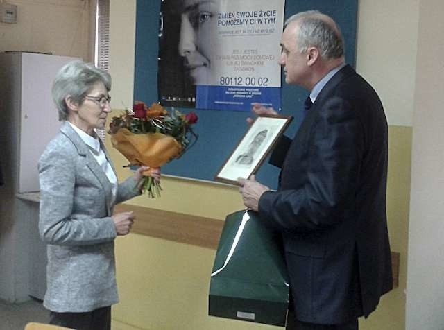 Burmistrz Chełmży Jerzy Czerwiński podziękował Krystynie Wróblewskiej za wieloletnią pracę w MKRPA