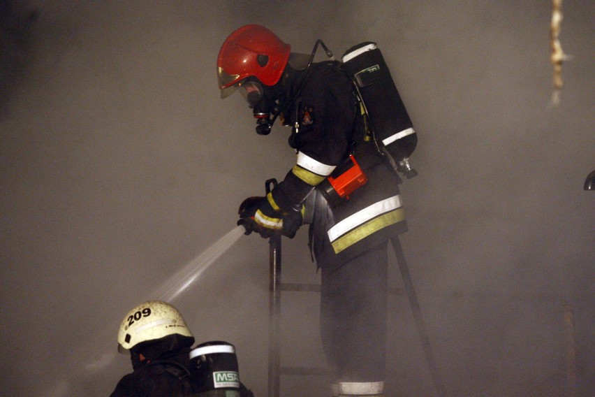 Pożar w domu w Kniażycach niedaleko Przemyśla. Do zdarzenia wyjechały trzy zastępy strażaków PSP i OSP