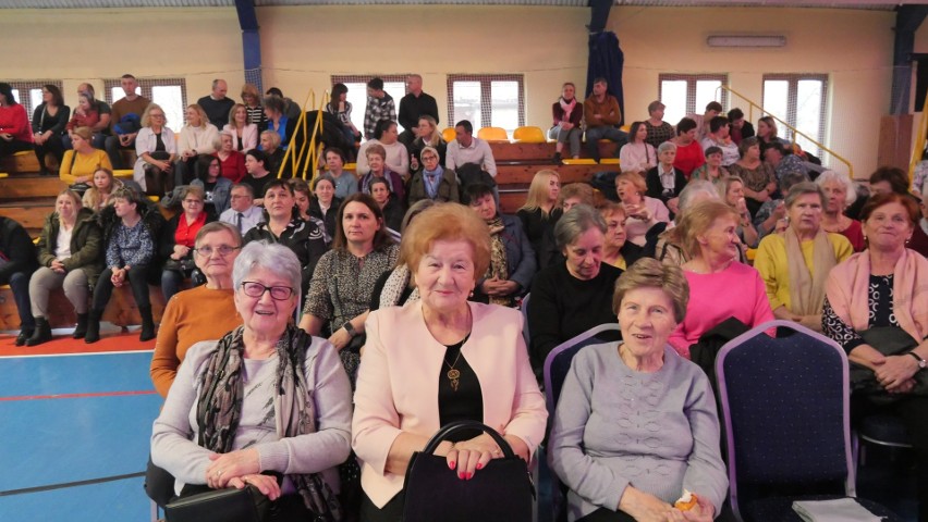 Kilkaset pań uczestniczyło w Gminnym Dniu Kobiet w hali...