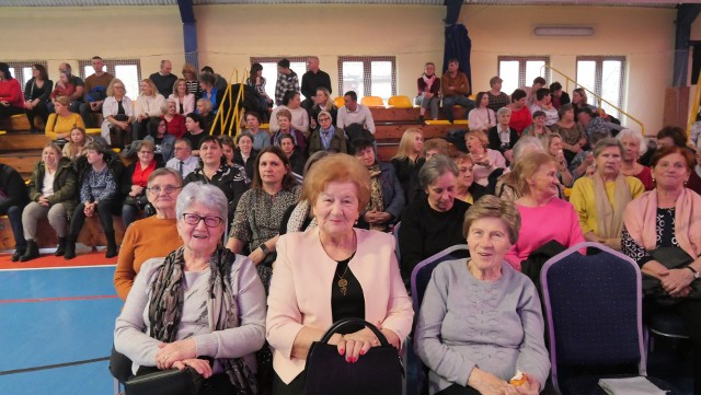 Kilkaset pań uczestniczyło w Gminnym Dniu Kobiet w hali Ośrodka Sportu i Rekreacji we Włoszczowie. Więcej na następnych zdjęciach >>>