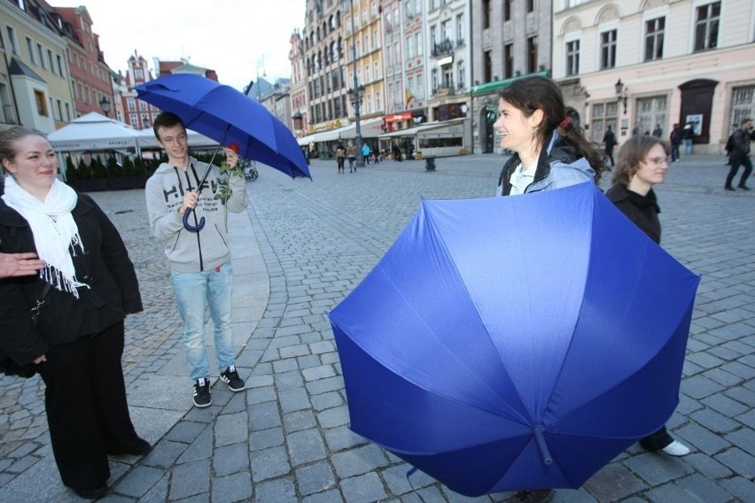 Kościół wymyślił konkurencję dla klubu go-go. Spacerujący z parasolami rozmawiają o Bogu (FOTO)