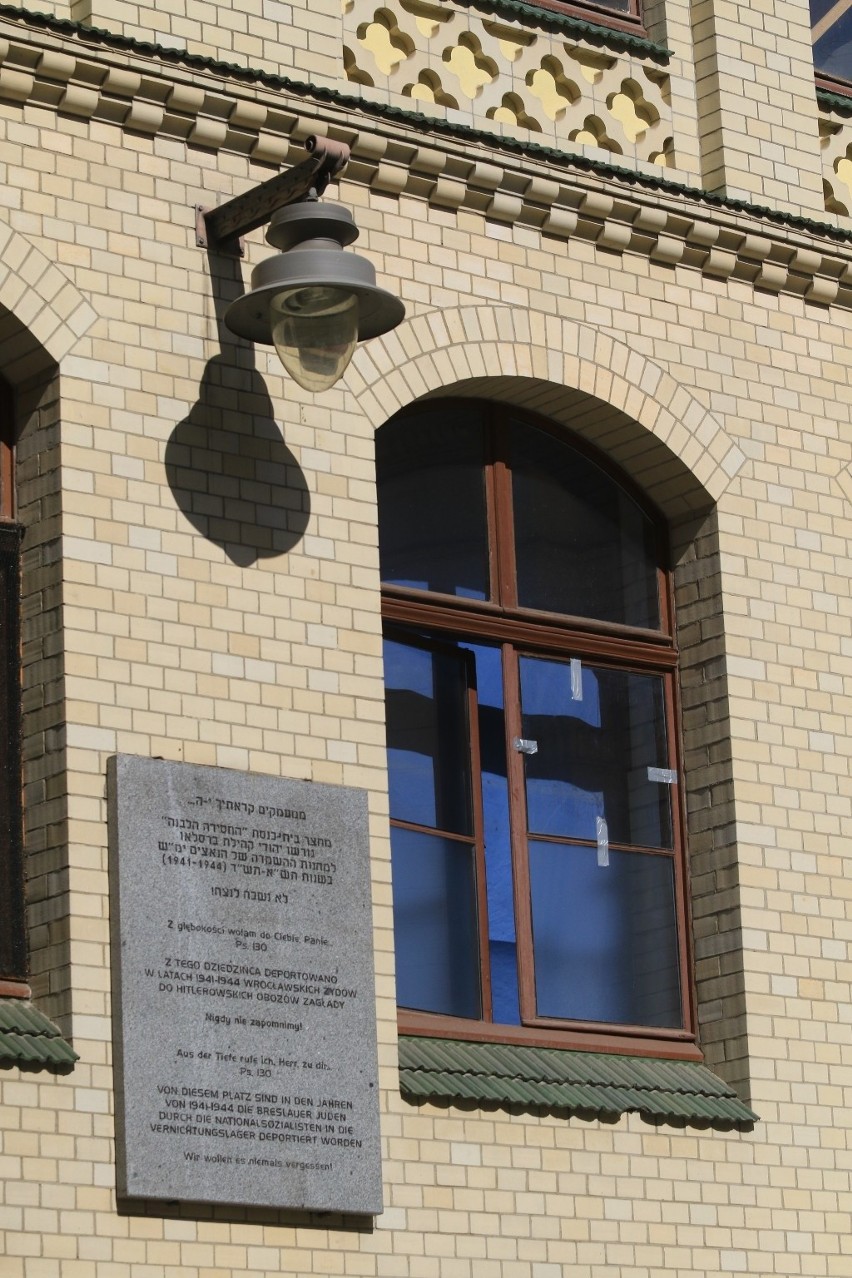 Mężczyzna powybijał szyby we wrocławskiej synagodze. Został już zatrzymany przez policję