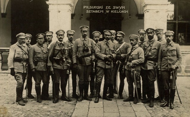 Józef Piłsudski ze swym sztabem w Kielcach w sierpniu 1914 roku, na drugim przemarsz Pierwszej Kompanii Kadrowej przez Kielce w 1914 roku