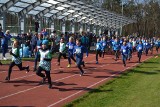 Lubliniecki Niebieski Bieg w Światowy Dzień Świadomości Autyzmu. Starty dzieci i młodzieży na Stadionie Miejskim w Lublińcu ZDJĘCIA