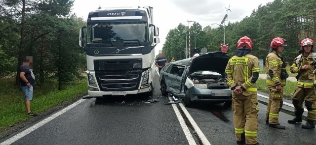 W niedzielę, 10 lipca, około godziny 14 na drodze krajowej numer 32 doszło do zderzenia samochodu osobowego i ciężarówki. Jedna osoba trafiła do szpitala.