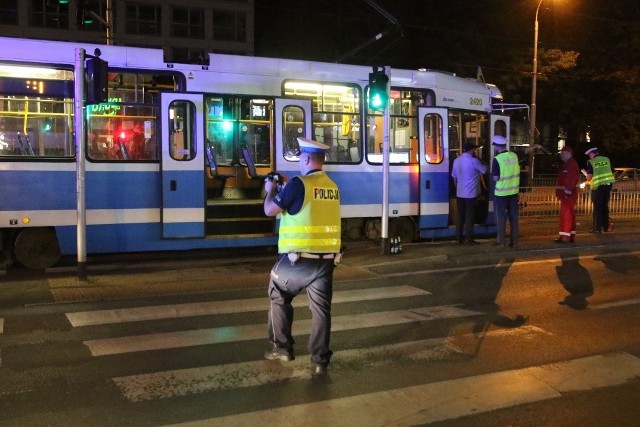 Wypadek przy ulicy Drobnera we Wrocławiu. Tramwaj potrącił dwóch mężczyzn