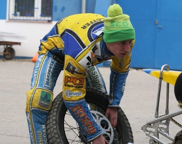 Dopóki zima na dobre nie odpuści, juniorowi Stali Gorzów Adrianowi Cyferowi zostają prace w parku maszyn i sporadyczne treningi. Liga ruszy dopiero za tydzień, choć jej inauguracja wciąż stoi pod znakiem zapytania...