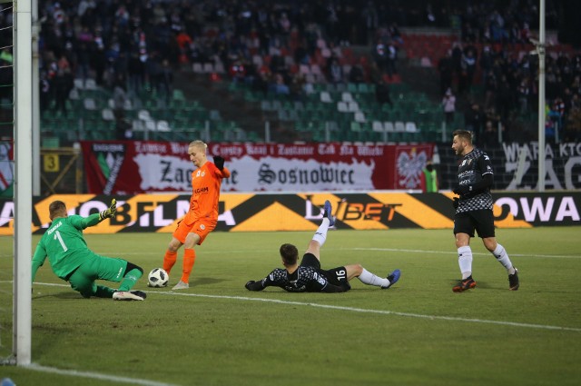 Po dobrym meczu w Gliwicach piłkarze Zagłębia Sosnowiec przegrali u siebie z Zagłębiem Lubin 1:2 i na dobre utknęli na dole tabeli Lotto Ekstraklasy.